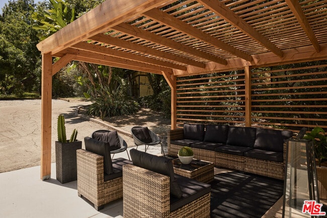 885 Montecito Dr