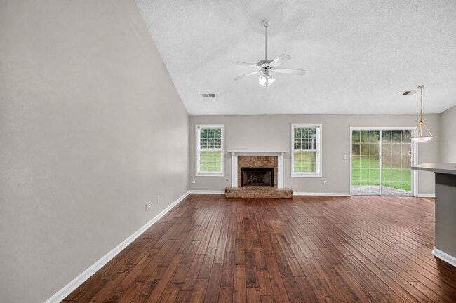 Photo - 390 Silverthorn Dr