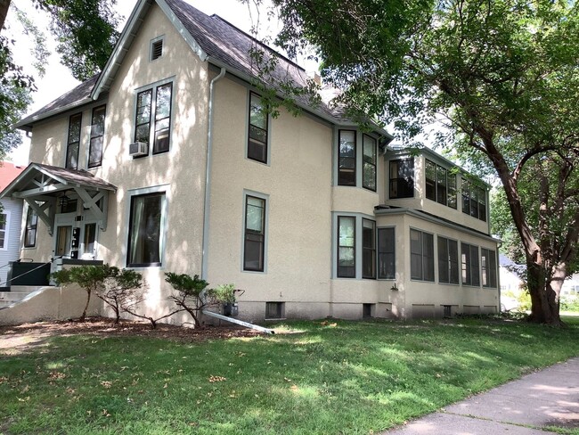 Photo - 629 6th St SE Unit #2 (1br)