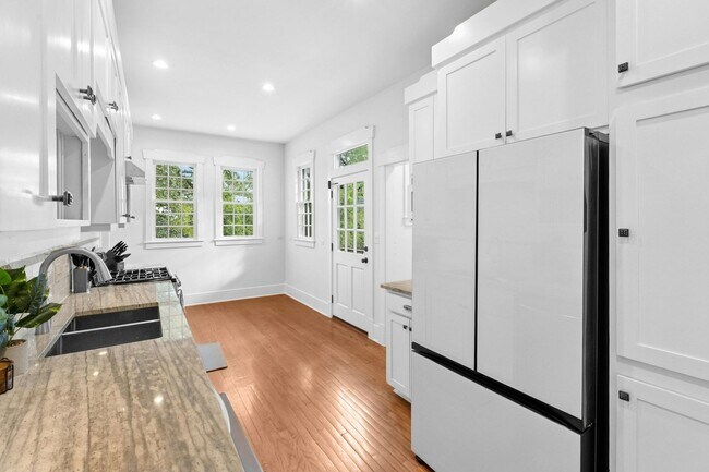 1206 W 22 1/2 St