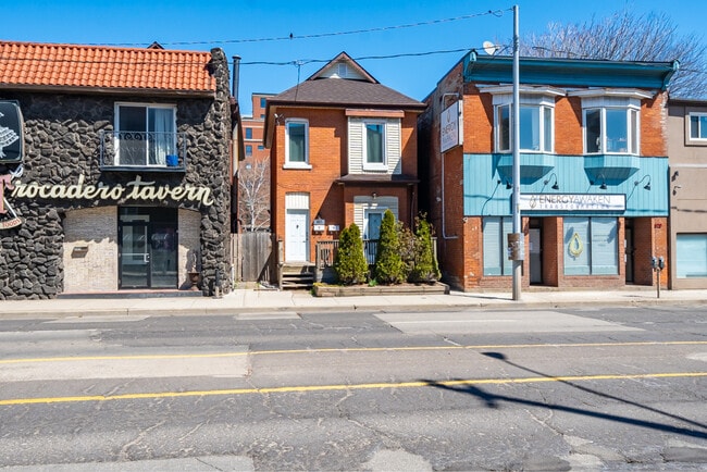 Building Photo - 527 Barton St E