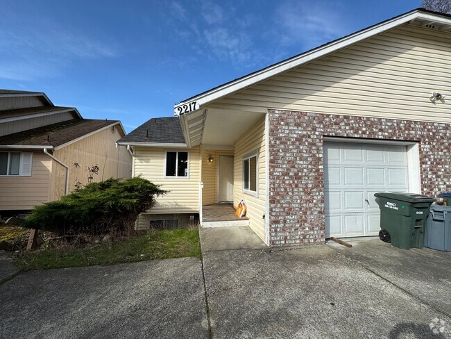 Building Photo - Nice and Spacious 5 Bedroom 2 Bath House C... Unit # 2217