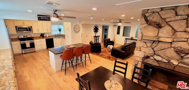 Photo - 335 S California St