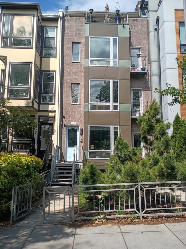 Building Photo - 2214 11th St NW