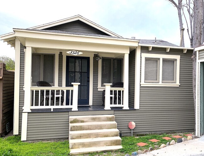 FRONT PORCH / FRONT ENTRANCE - 3526 London St Rental