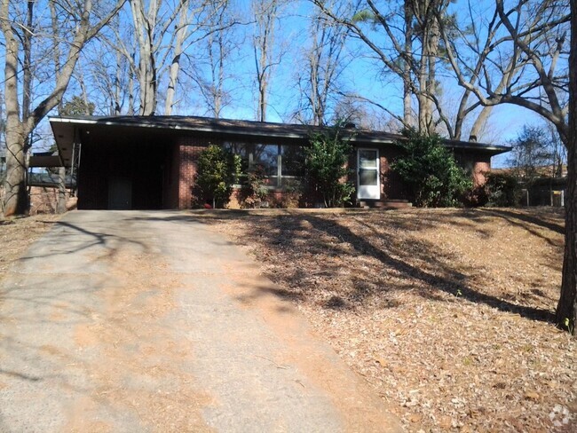 Building Photo - 3 Bedroom Home w/ Carport & Fence!