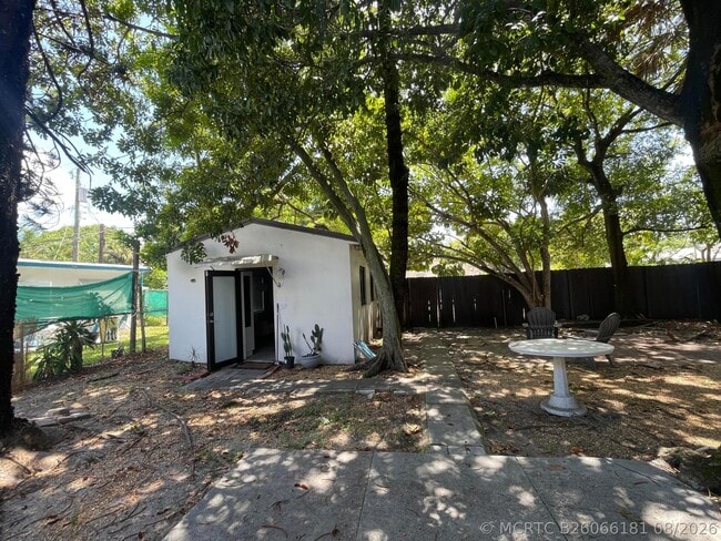 Photo - 430 NE 1st Ave. Unit B