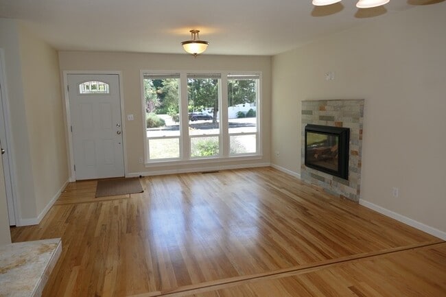 Photo - SE Garrett Dr - Milwaukie 3 bedroom with hardwood floors