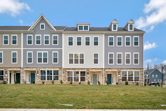 Building Photo - Close to everything!  Skyline at Embrey Mi...
