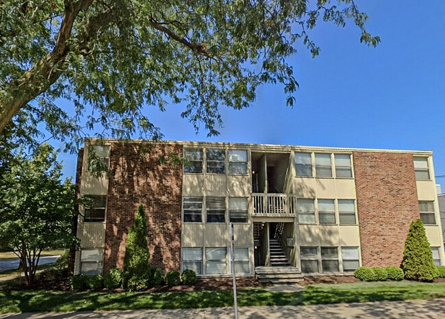 Building Photo - 512 E Stoughton St Rental