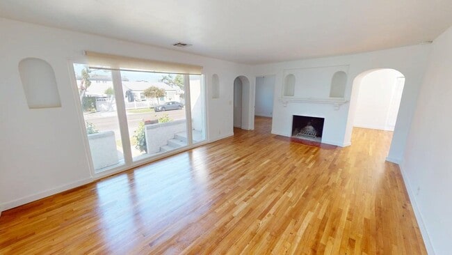 Building Photo - Beautiful Spanish Cottage in Coronado Village with AC and Garage