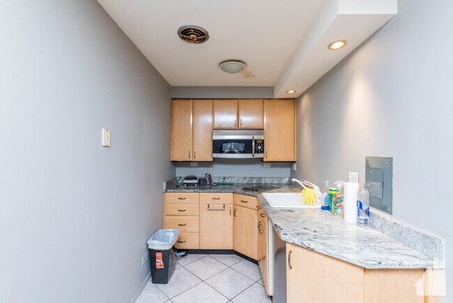 Photo - 3825 N Pine Grove Ave Unidad 317