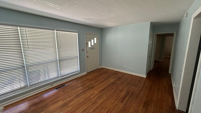 Photo - 1677 Mayhew St