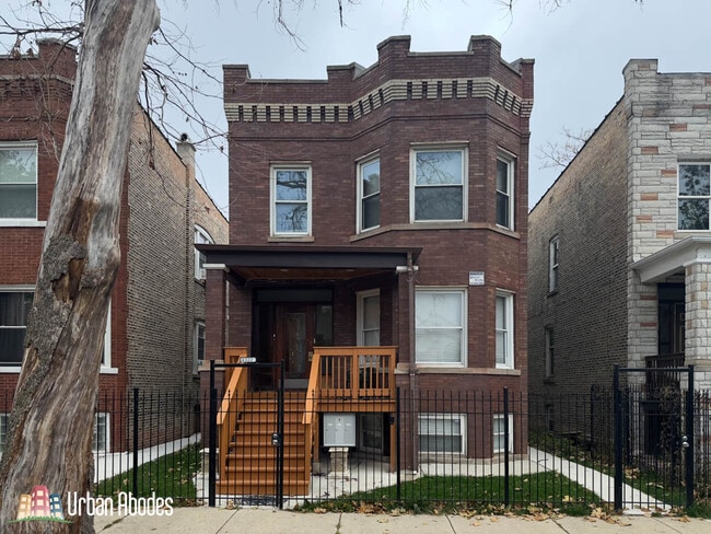 Building Photo - 4322 W Kamerling Ave Unit 1