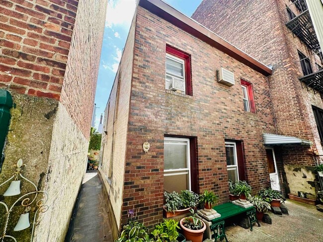 Building Photo - 175 Manhattan Ave Unit 1 REAR Rental