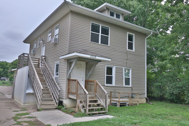 Building Photo - 3225 N Lewis Ave Unit 3225-04