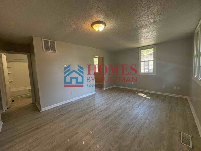 Photo - Three Bedroom | House | Pet Friendly | Mov...