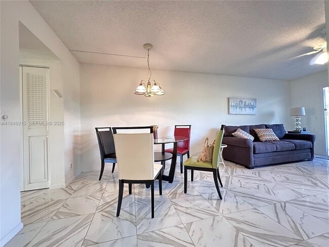 Building Photo - 569 Fanshaw N Unit 569