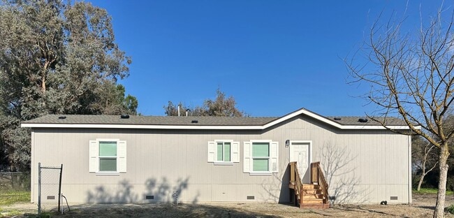 Building Photo - Rare horse property with huge workshop and dog kennels. Ready for move in