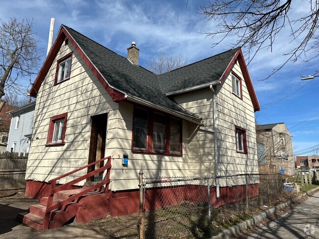 Building Photo - YUO WILL FALL IN LOVE WITH THIS COZY HOME !!!