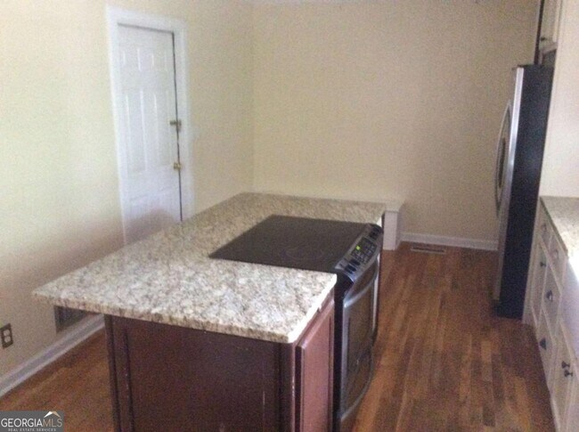 Photo - 290 Burke Cir
