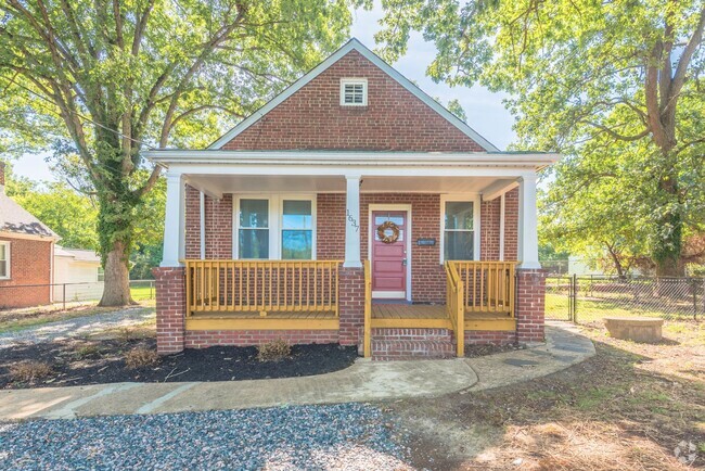 Building Photo - 2 bedroom 1 bathroom Rental