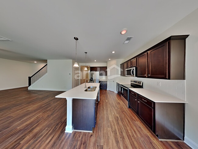 Photo - 550 Rivermist Dr