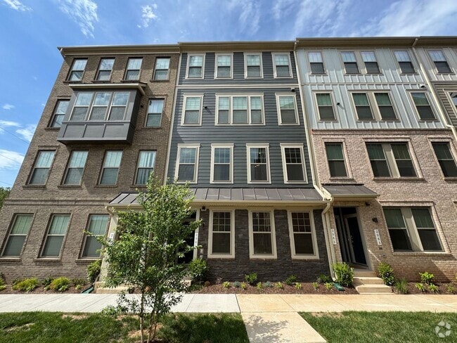 Building Photo - Stunning 2 Bed 2 Bath Interior Townhome In...