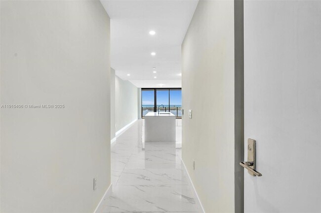 Photo - 700 NE 24th St Unidad 5404