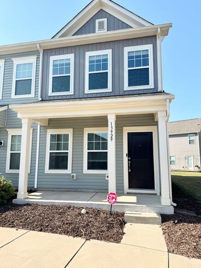 Building Photo - Lovely end-unit townhome!