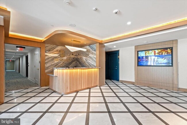 Building Photo - 811 N Columbus St Unit 302