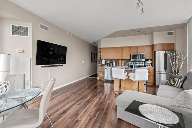 Building Photo - 231 Fort York Blvd Unit SI ID1347382P
