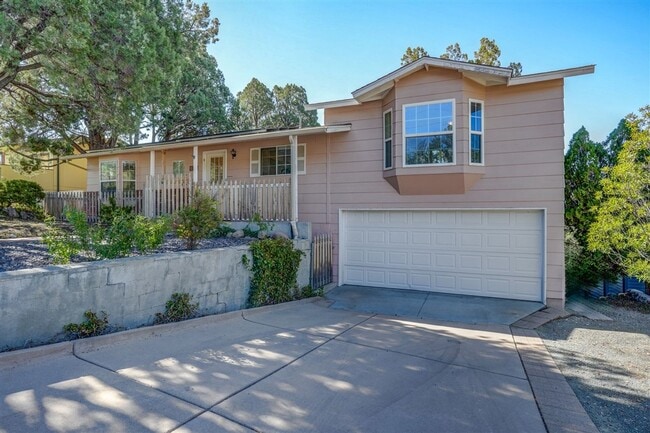 Building Photo - 3 bedroom, 2 bath pet friendly home in Pre...