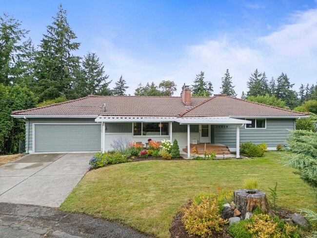 Building Photo - Spacious 4 Bed Lakewood Home w/ 2 Kitchens...