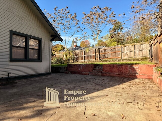 Photo - 537 NE Winchester St