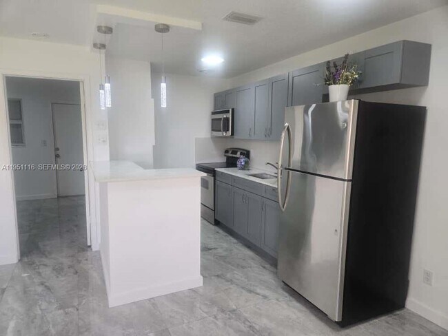 Building Photo - 5120 NE 18th Ave Unit 2