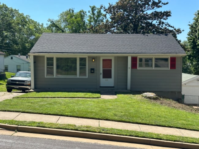 Building Photo - 825 Edgar Rd