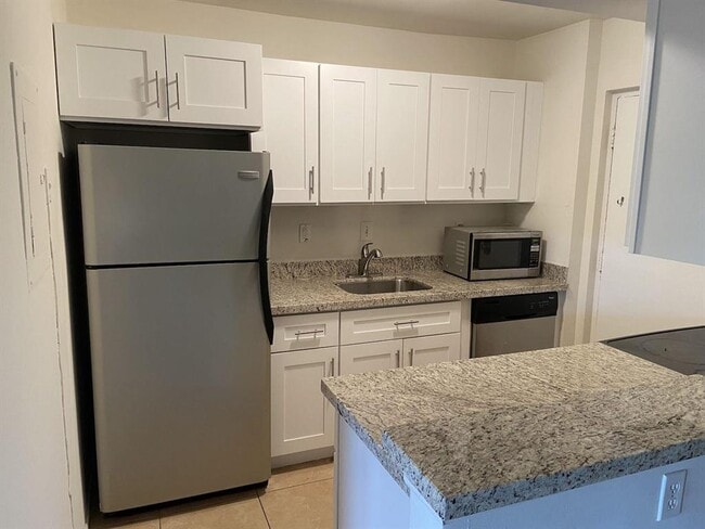 Building Photo - 605 S Pine Island Rd Unit 401a
