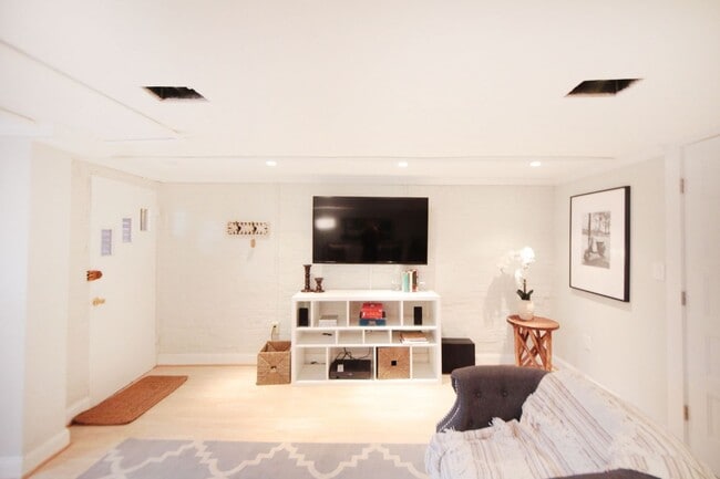 Building Photo - 3215 11th St NW Unit Bsmt