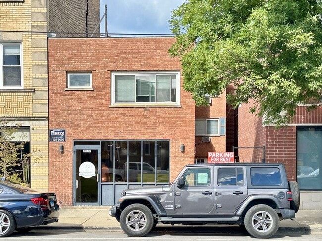 Building Photo - 2942 W Montrose Ave