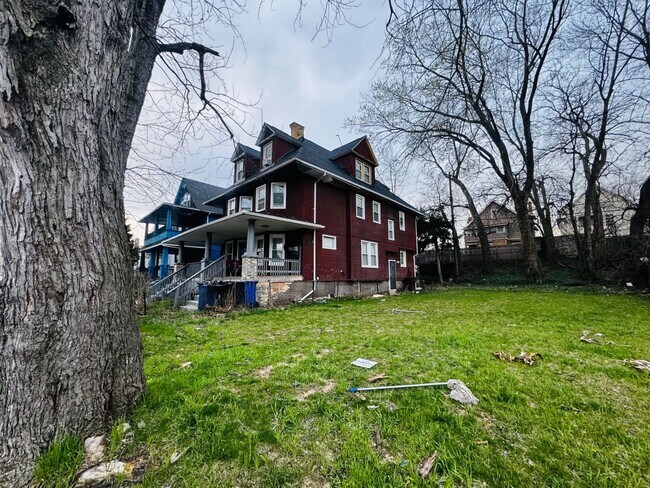 Photo - 576 E 110th St Unit Left-Side