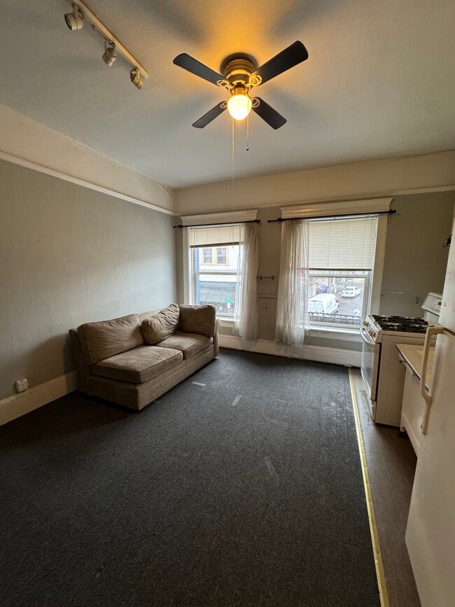 Photo - 1717 W Burnside St