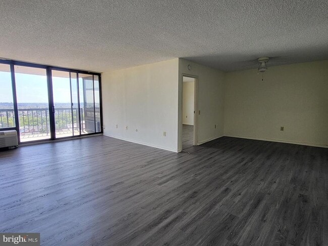 Building Photo - 241 S 6th St Unit 1708F Rental