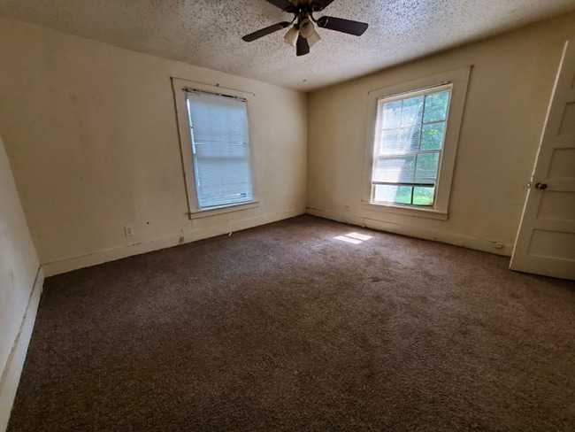 Photo - 2002 Senator St