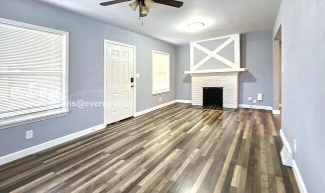 Photo - 1402 E 65th St