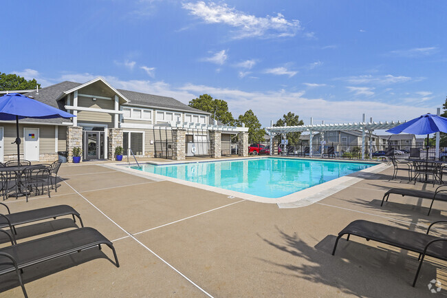 Pool - Regency Point Rental