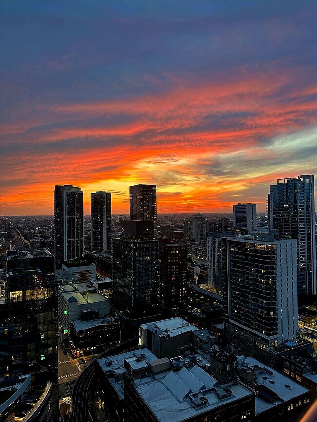 Sunset City Views - 400 N La Salle Dr Unit 3909