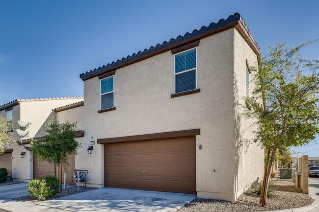 Building Photo - 3 Bedroom Townhouse in a Gated Northeast Community Near Nellis Air Force Base