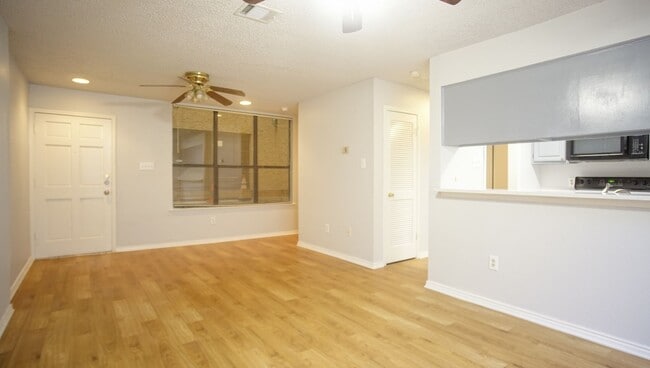 Building Photo - 2/2 Renovated Condo in Central Austin Unit 104