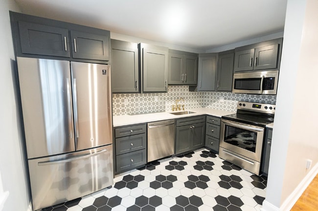 Photo - 3457 Holmes St